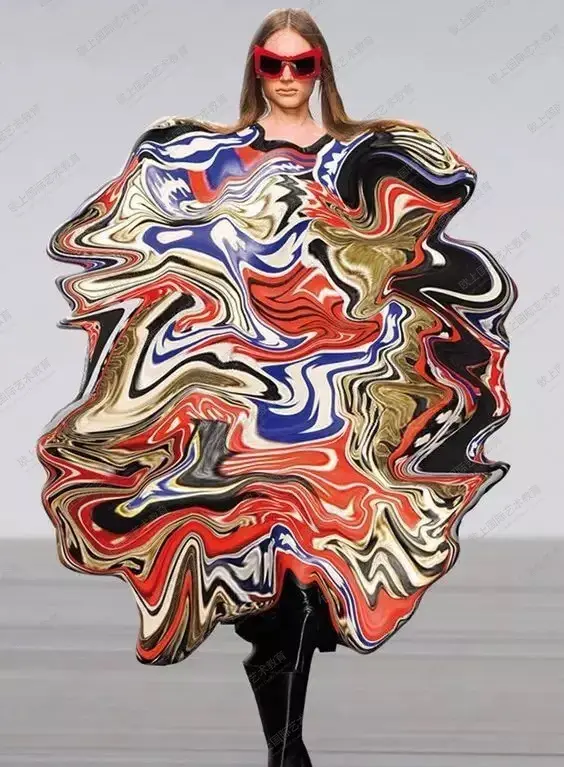 面料改造是一项创意性强的面料设计,它的设计原理是以"三大构成"和"