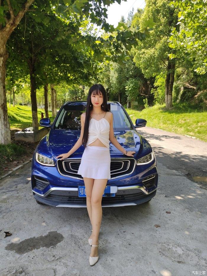 陪伴是最长情的告白致吉利博越美女与蓝色博越