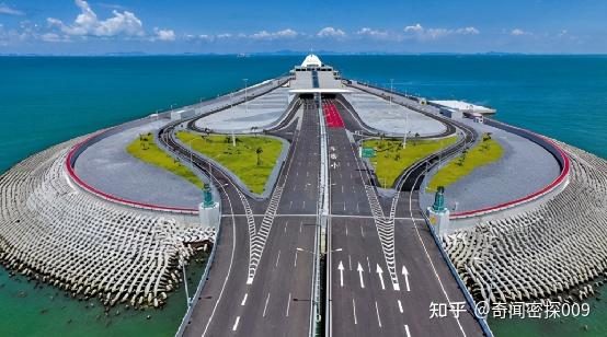 修建的跨海通道足有上百公里,平均水深在60米左右,因此类似港珠澳大桥