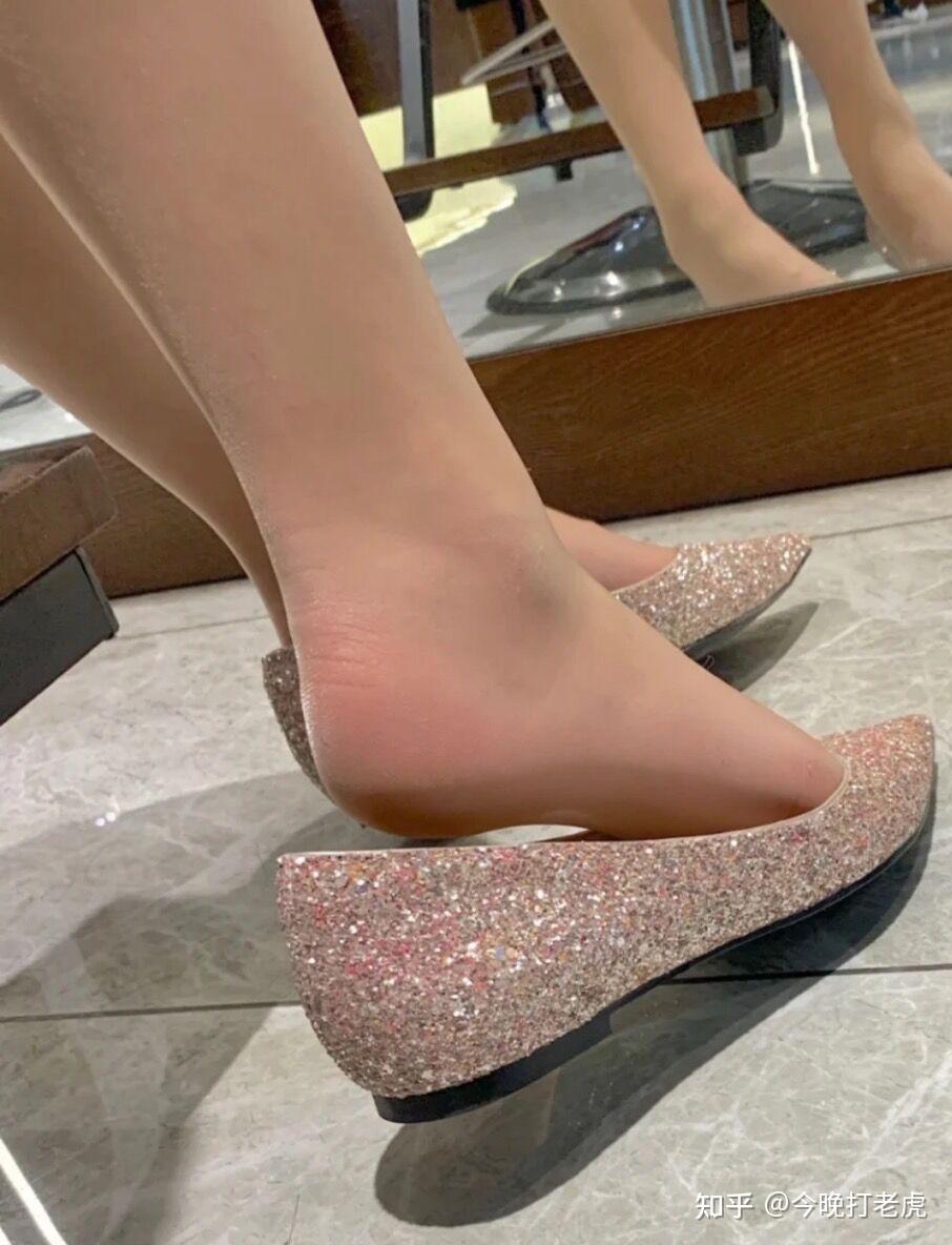 夏天太热了女生穿鞋不是凉鞋或者拖鞋不穿袜子行不行会难受嘛