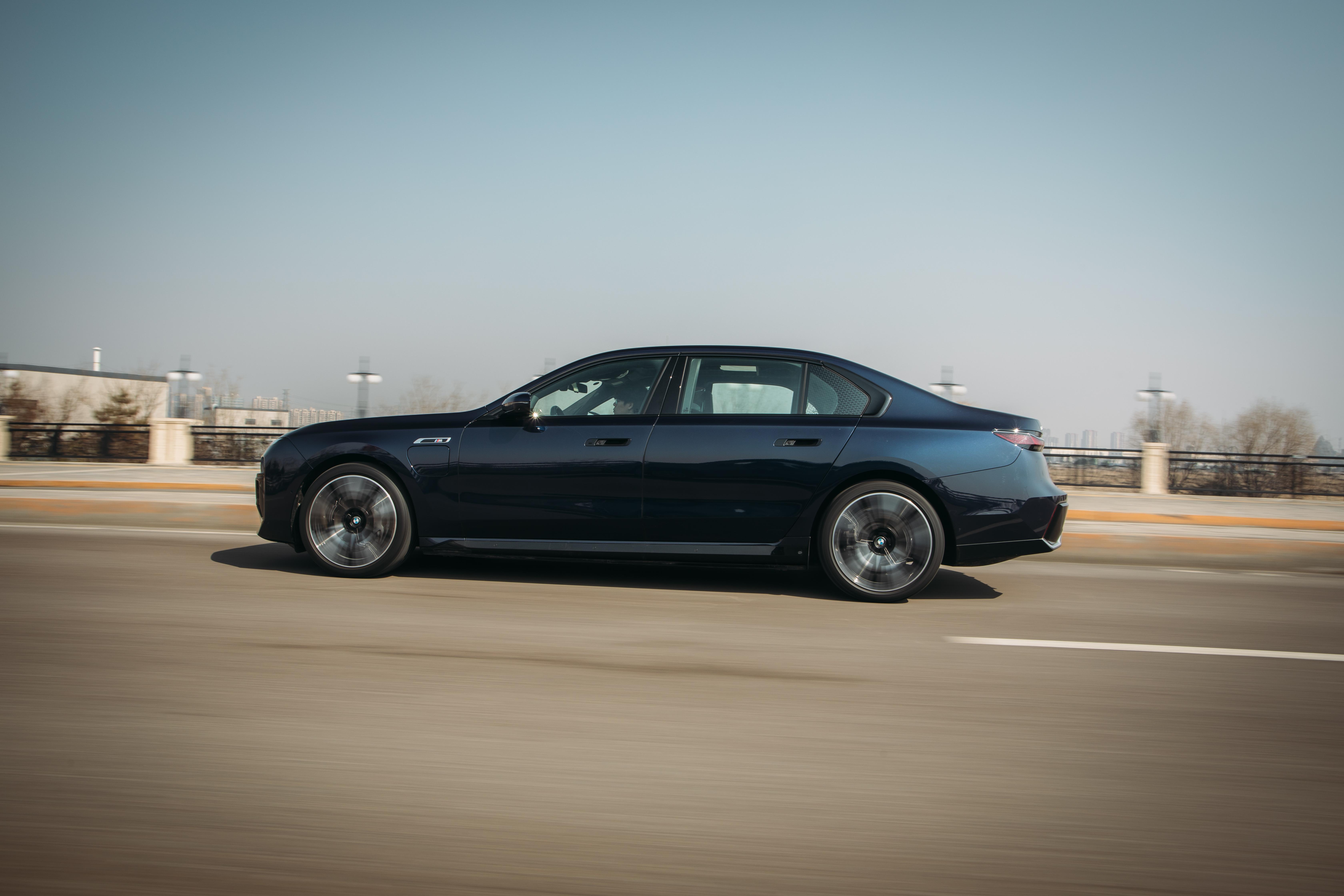 魔毯悬架,对于起伏路面,过滤得非常不错.