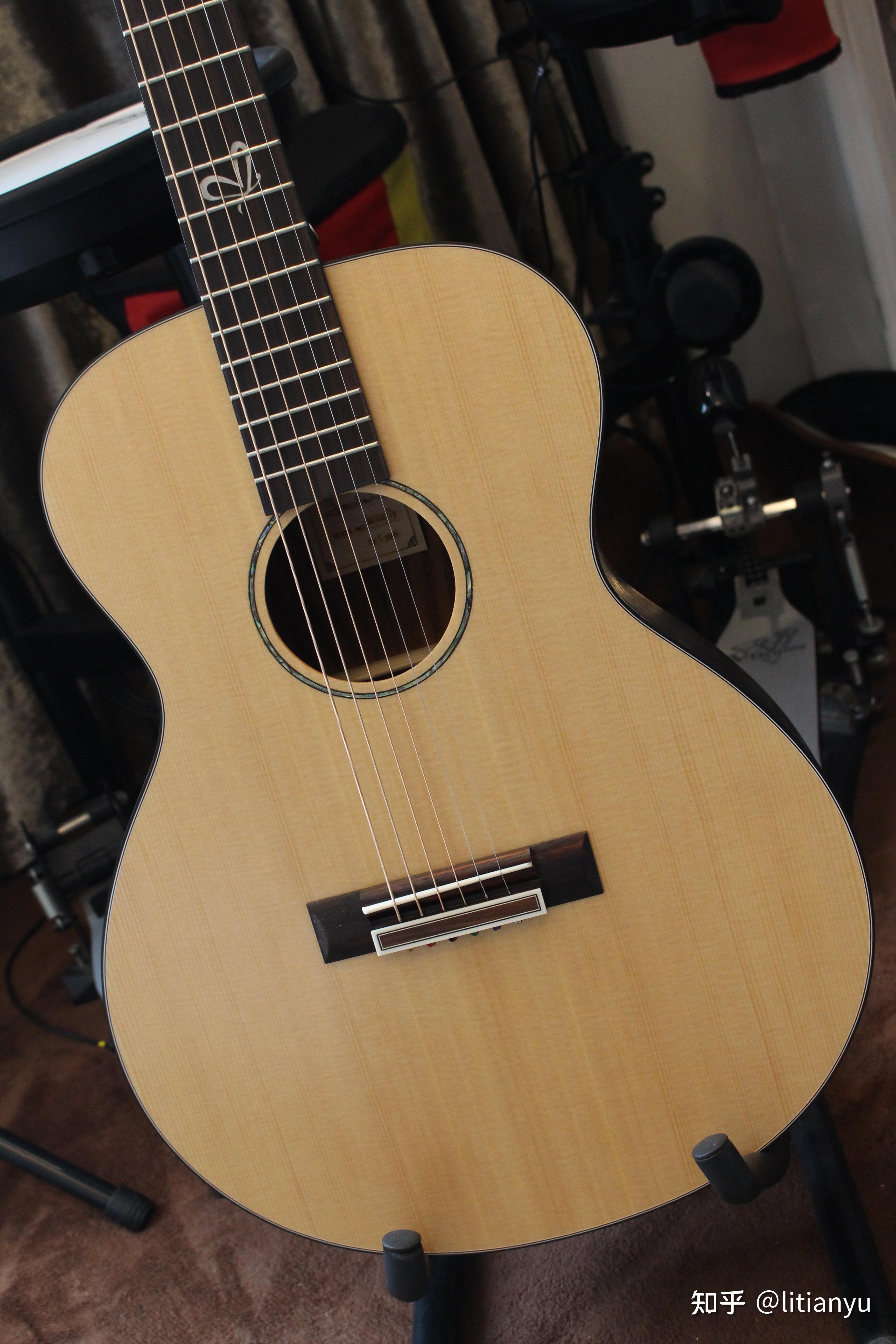 一个没钱的吉他爱好者聊聊他见过的二十多把千元吉他