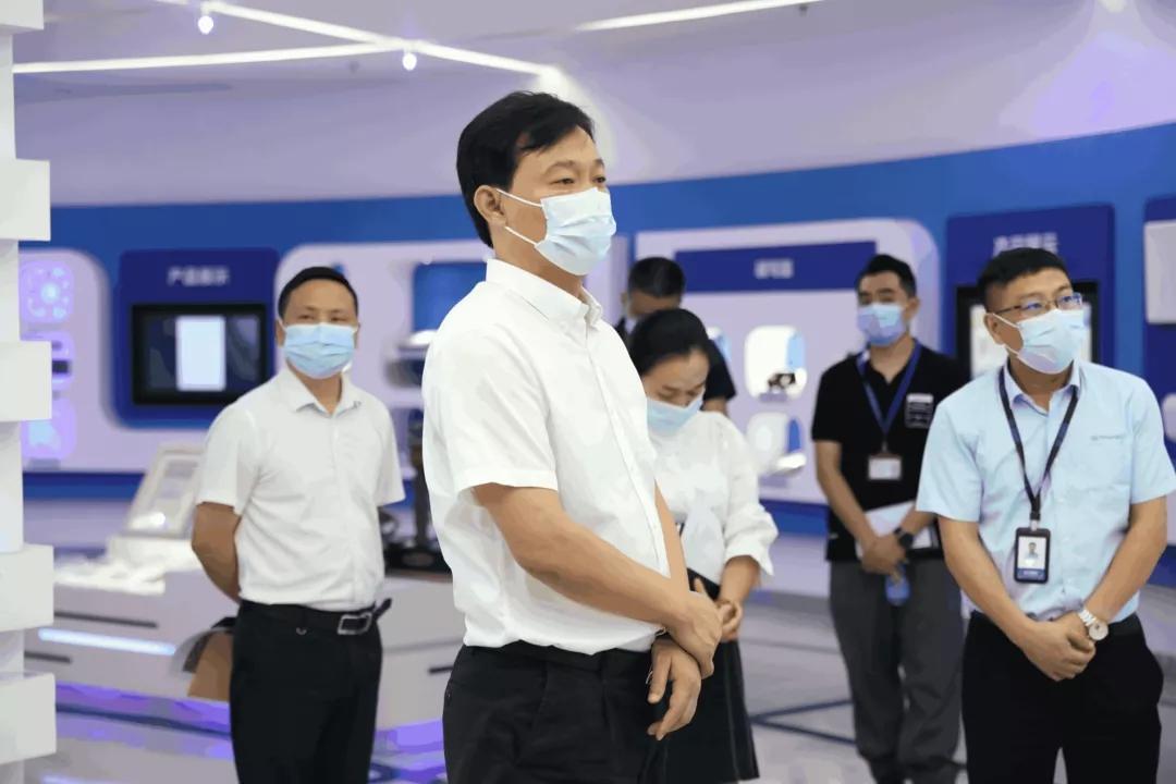 光明区委副书记政法委书记张华伟莅临远望谷调研指导