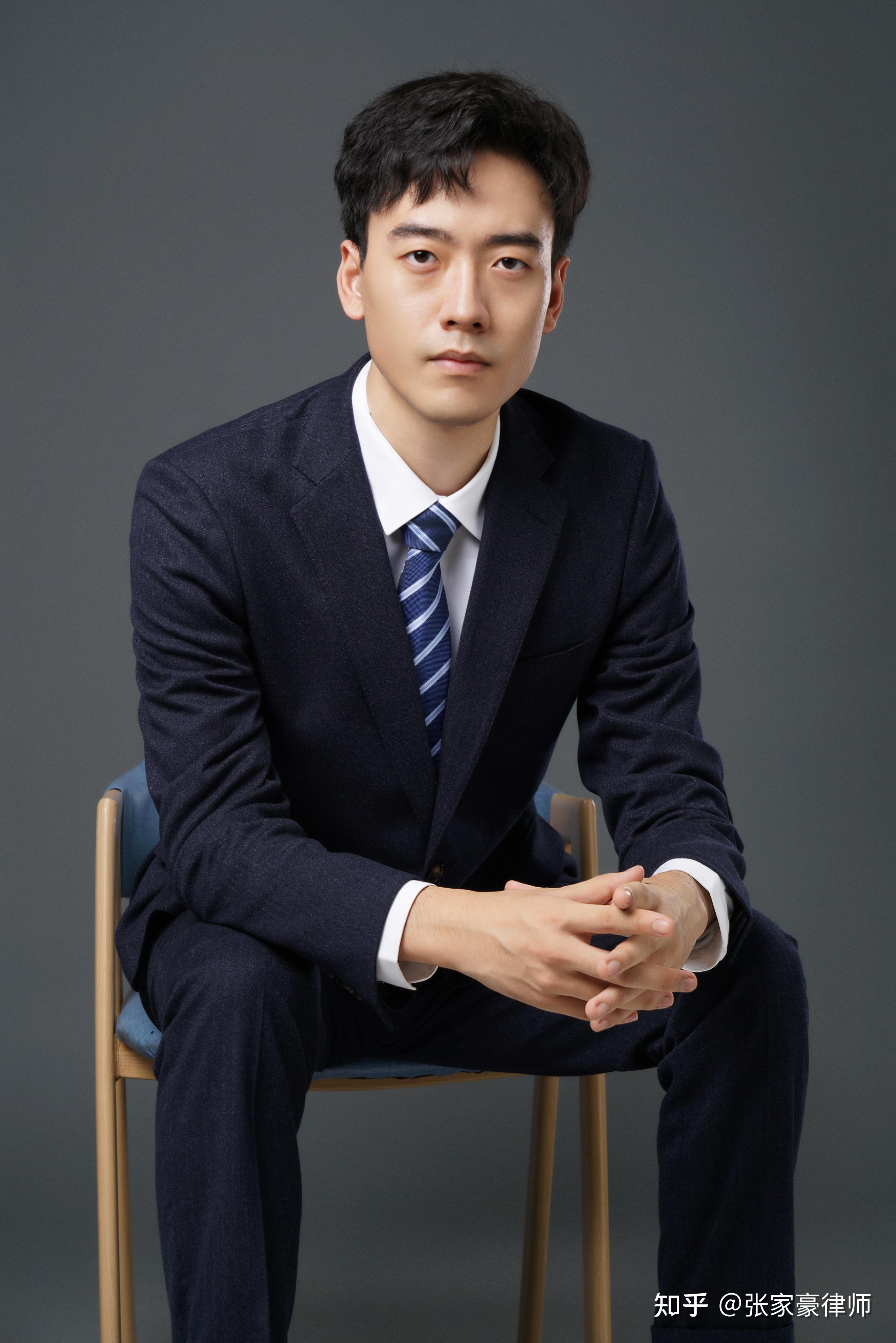 在签订《认罪认罚具结书》的当天,我们陪同在罗本亮的旁边,见证了全