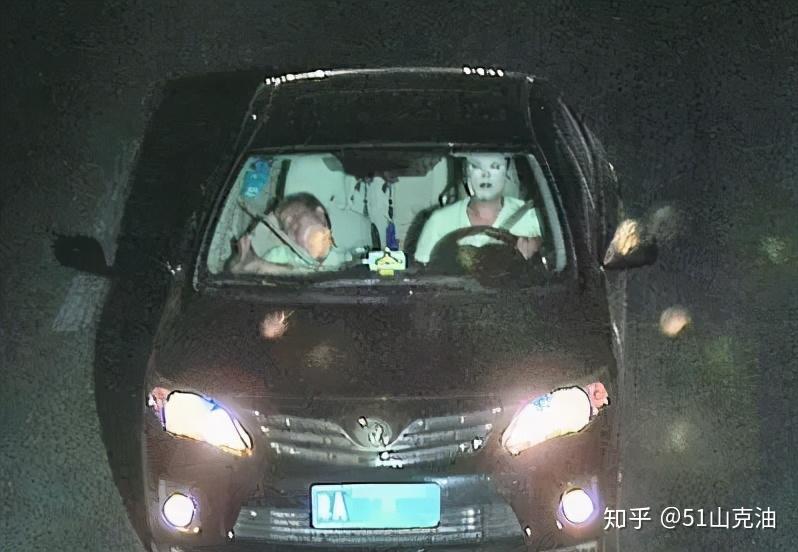 開車未減速,使路邊女子裙襬飄起版本一:開車時右手放至副駕駛女子大腿