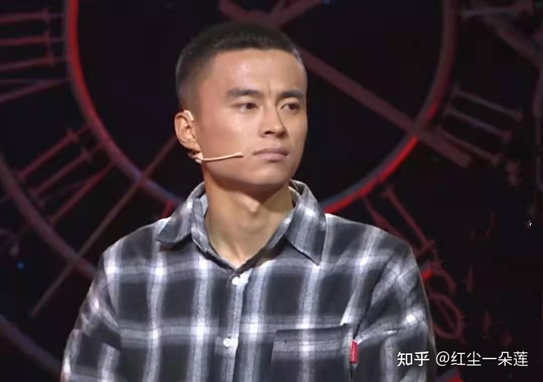 知道自己截瘫后不想连累刘亚伟,于是跟她说:"你走吧,别跟我了,我这