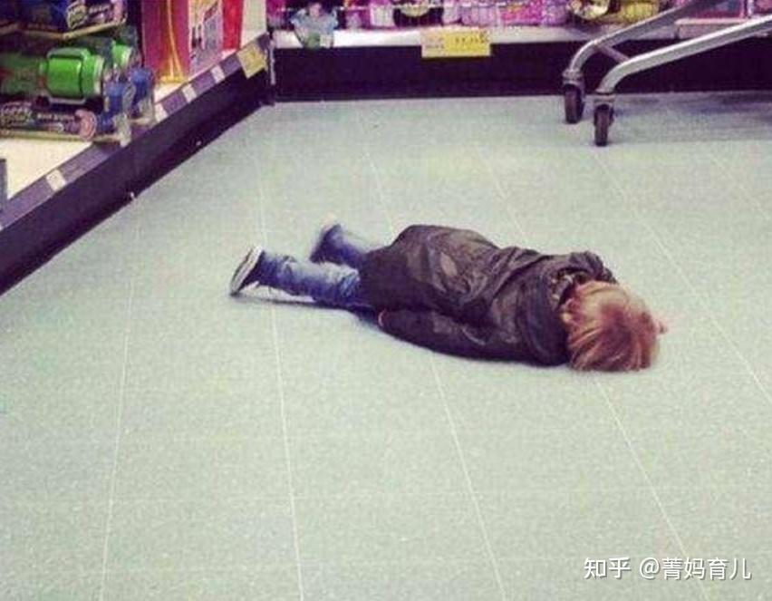 孩子当众撒泼打滚父母袖手旁观?错!李玫瑾教授教你正确应对 - 知乎