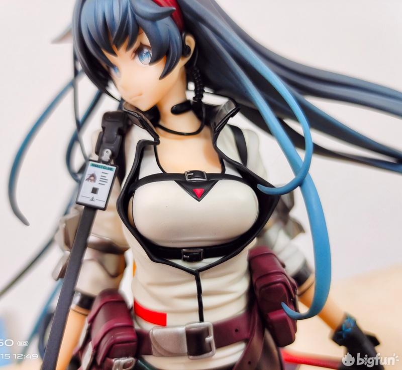 脸部细节非常还原,发丝非常精致,因为是站姿静态手办,因此用飘扬的