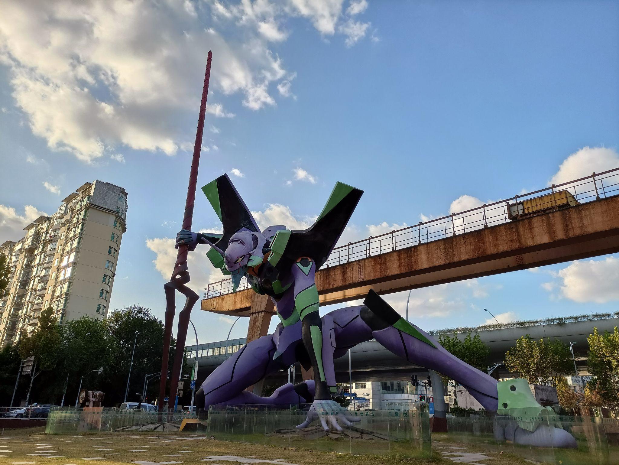 近距离观看上海新业坊25米eva初号机雕塑是一种什么样的体验?