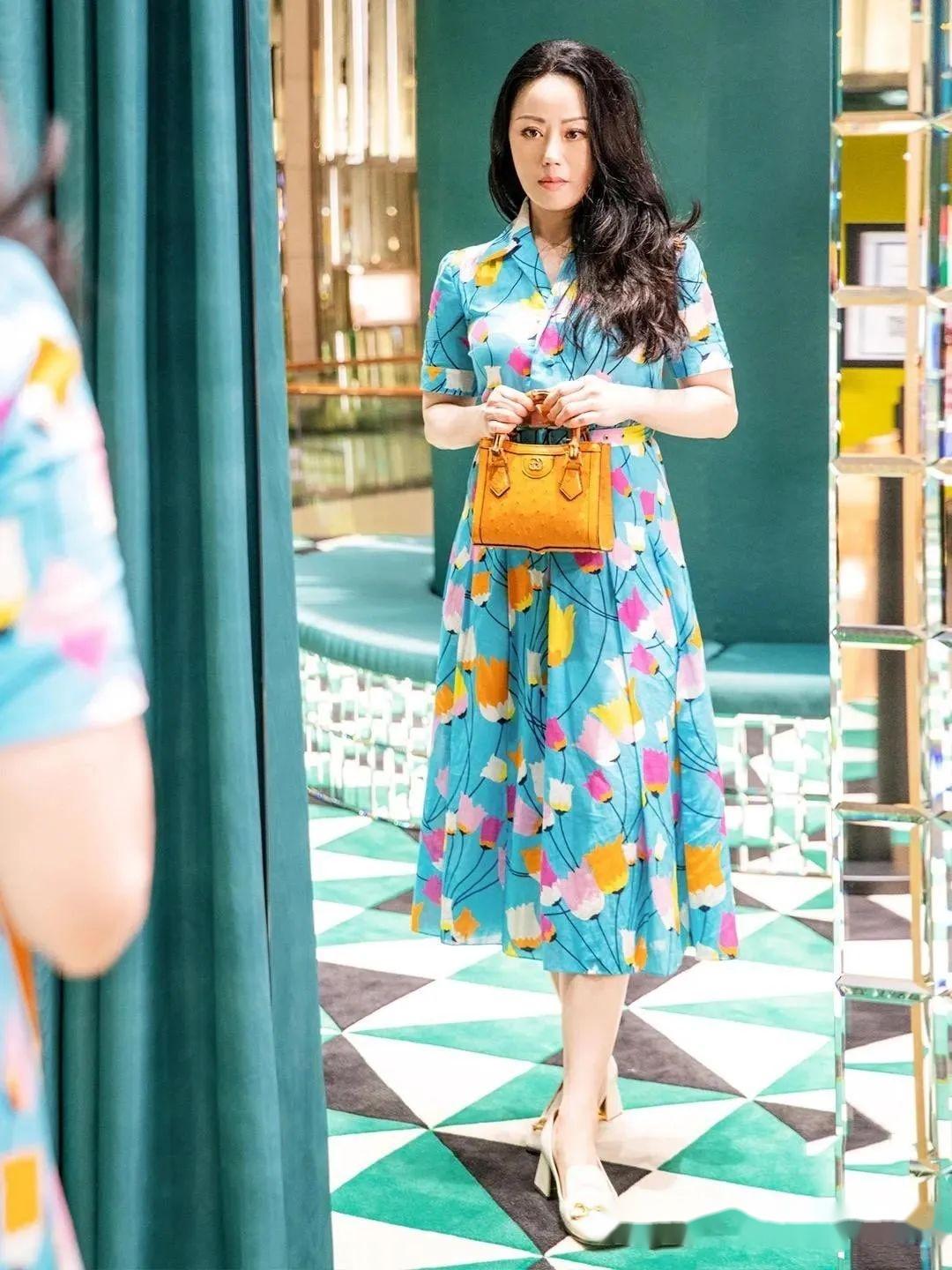 女人上了年纪还是胖点好看看58岁章小蕙的穿搭优雅有气质