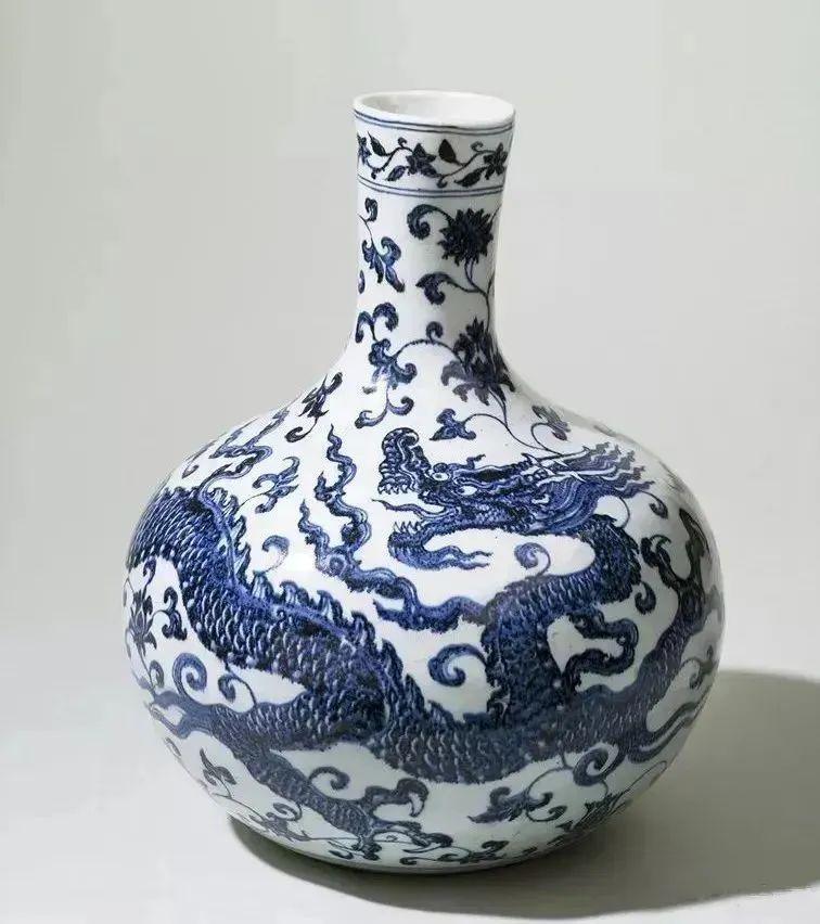 仅存4例！同为“青花釉里红天球瓶”价格却相差20倍 - 知乎