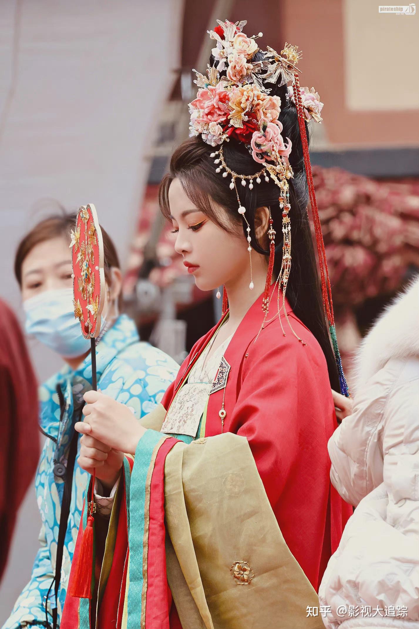 杨超越新剧《七时吉祥》路透曝光,大红嫁衣配古早发型,美呆了!