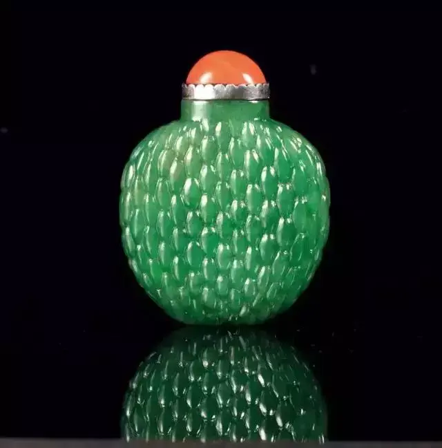 鼻煙壺(翡翠と化石) 这件翡翠鼻烟壶来头不小，专家估价竟达6000万元- 知乎