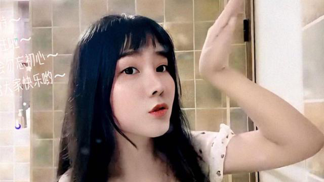 由于不露脸的原因,小团团被黑粉们攻击,认为她肯定长得奇丑无比,所以