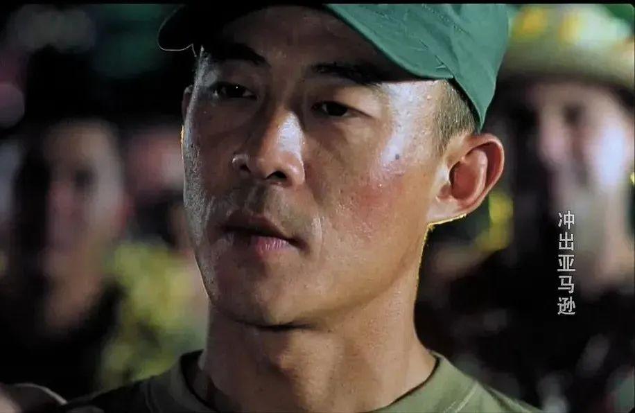 侯勇还很年轻,这部上映于2002年的经典老片,它就是电影《冲出亚马逊》