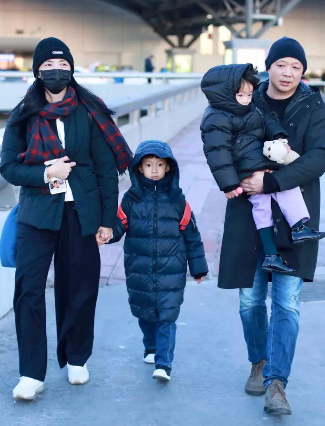 姚晨一家四口认真过冬俩孩子穿羽绒服裹得严实儿子五官真秀气
