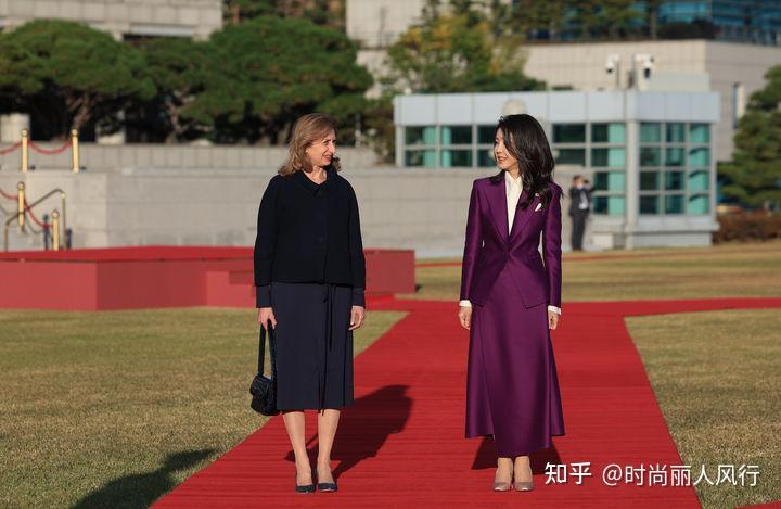 韩国第一夫人和布林肯会见!金建希穿双排扣西装,握手时候笑得甜