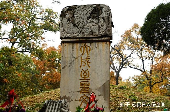 这种墓葬布局为:携子抱孙.子贡手植
