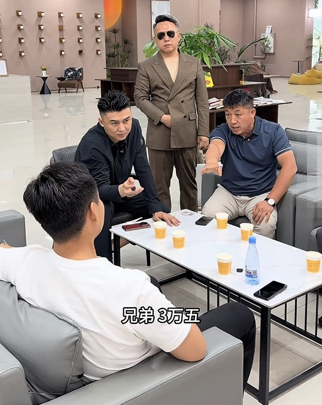 购买二手车开1晚退车扣3万3!郑州网红二手车商口碑反转,良心车商人设彻底翻车
