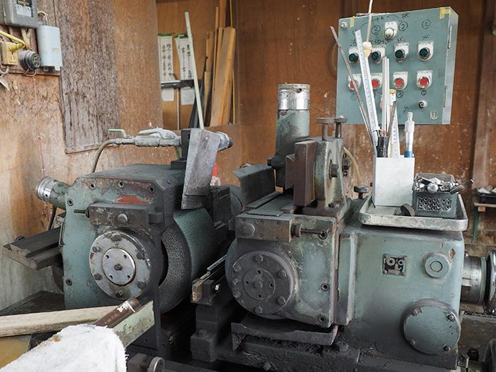 使用研磨机精准研磨鱼竿连接处衔接尺寸,保证竿节牢固衔接.