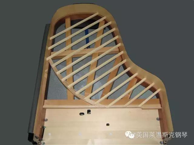 model 275型钢琴,其肋木适合箱体,也能看到宽大的木质支撑,这些支撑
