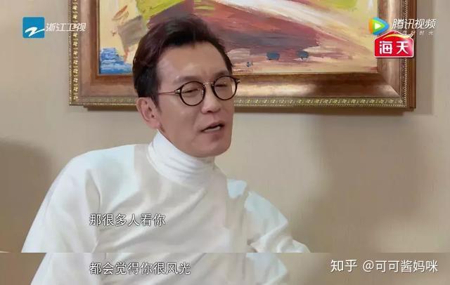 主持人李詠問到易烊千璽媽媽一個也許大家都會想問的問題://累//但