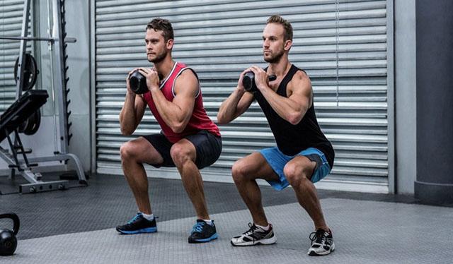 哑铃颈前深蹲让你快速掌握正确深蹲技巧的经典动作