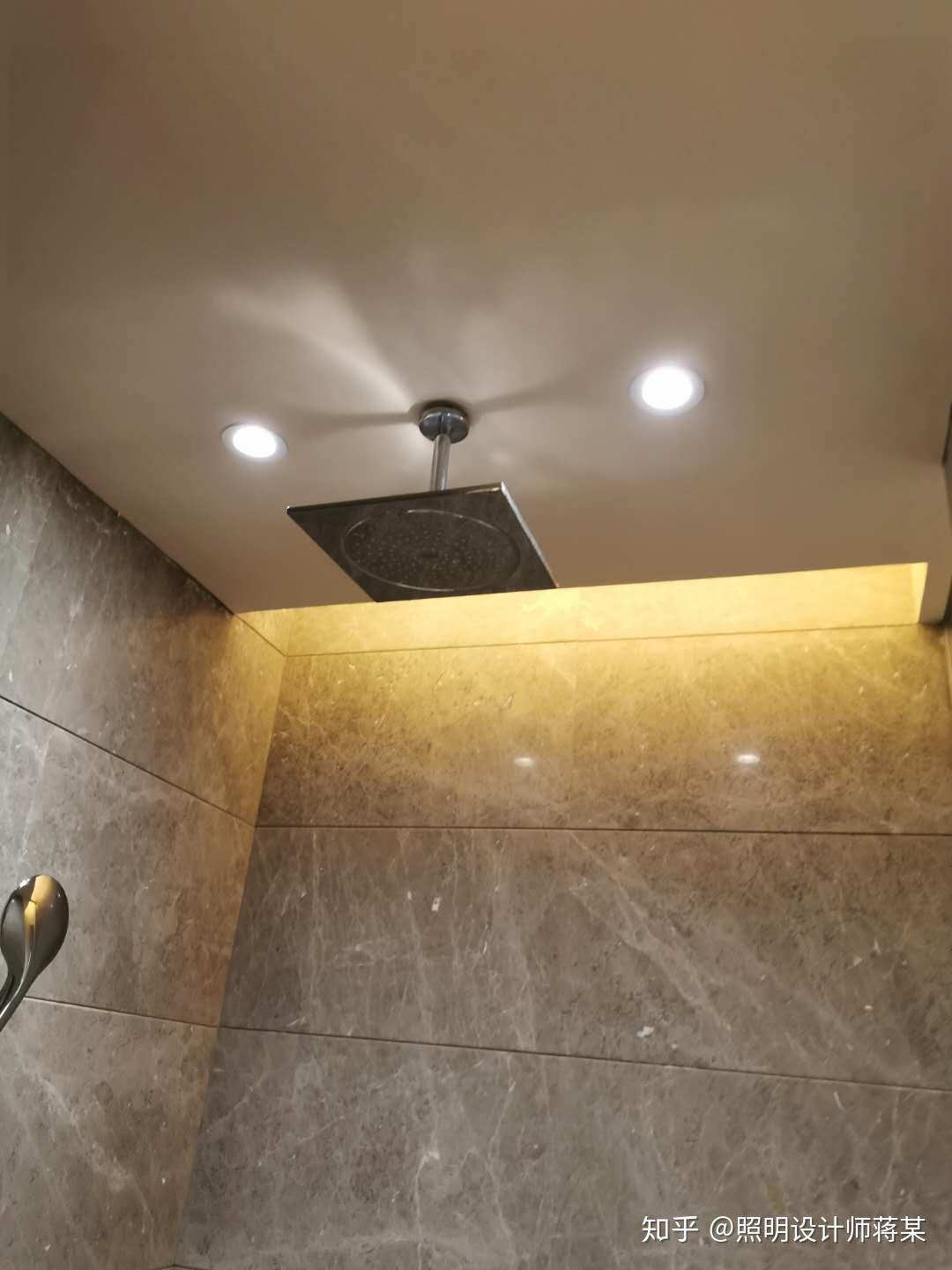 1:马桶区域,反光灯槽加射灯的组合,这是很常见的一类.没什么问题.