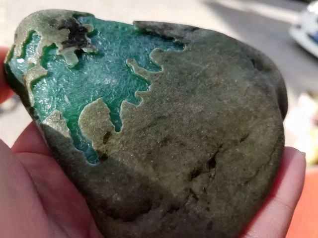 富豪赌石真胆识200万赌石瞬间切爆秒涨2000万再次刷爆朋友圈