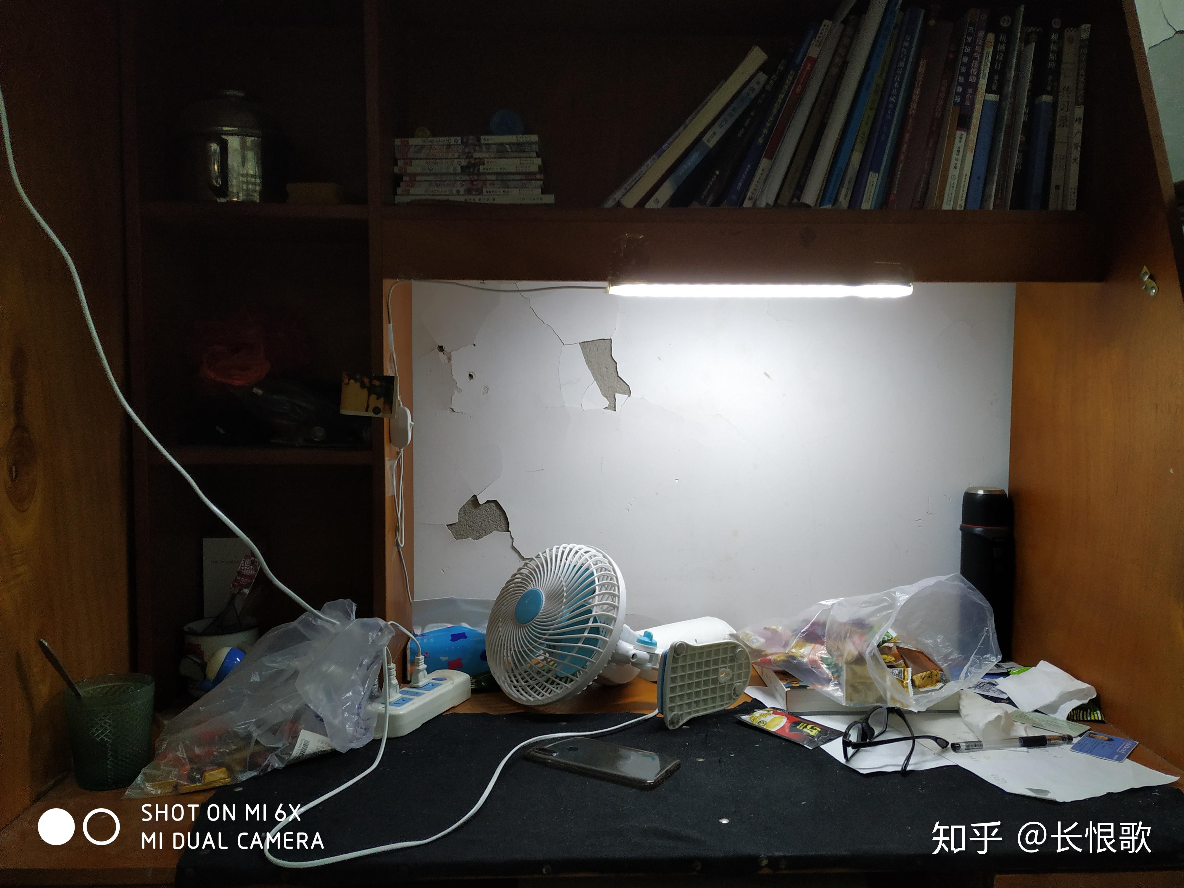 作为一个大学生，你的寝室桌面是什么样子的？ 知乎 