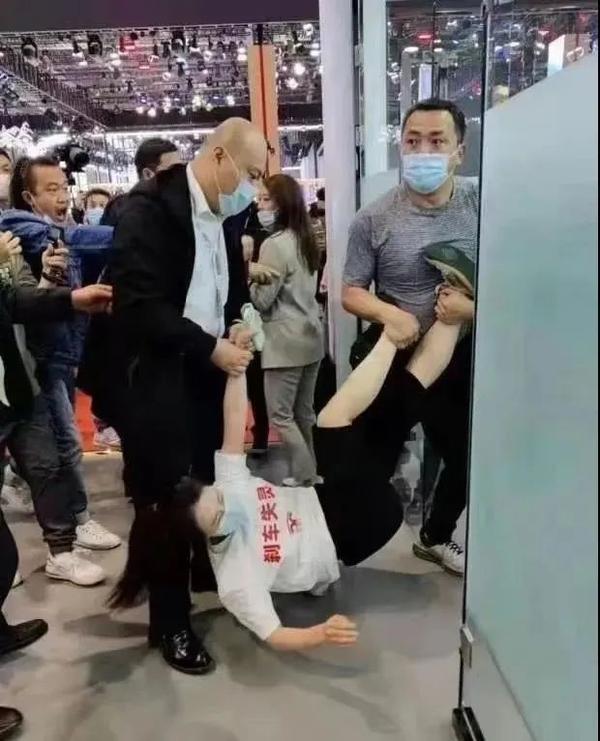 上海车展特斯拉女车主站车顶维权被抬走,警方通报1 上海车展特斯拉女车主站车顶维权被抬走,警方通报1