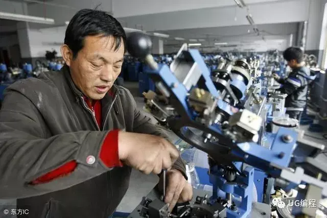 老员工被工厂劝退临走时老板主动打招呼说了5个字太虚伪