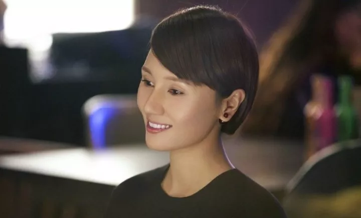 戴花环的“奇怪”女老板 - 知乎