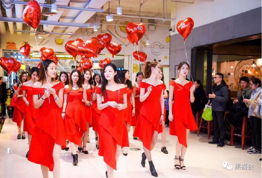 的模特手拿爱心气球,在指定的多处商场,景区等当地热门地点进行巡游