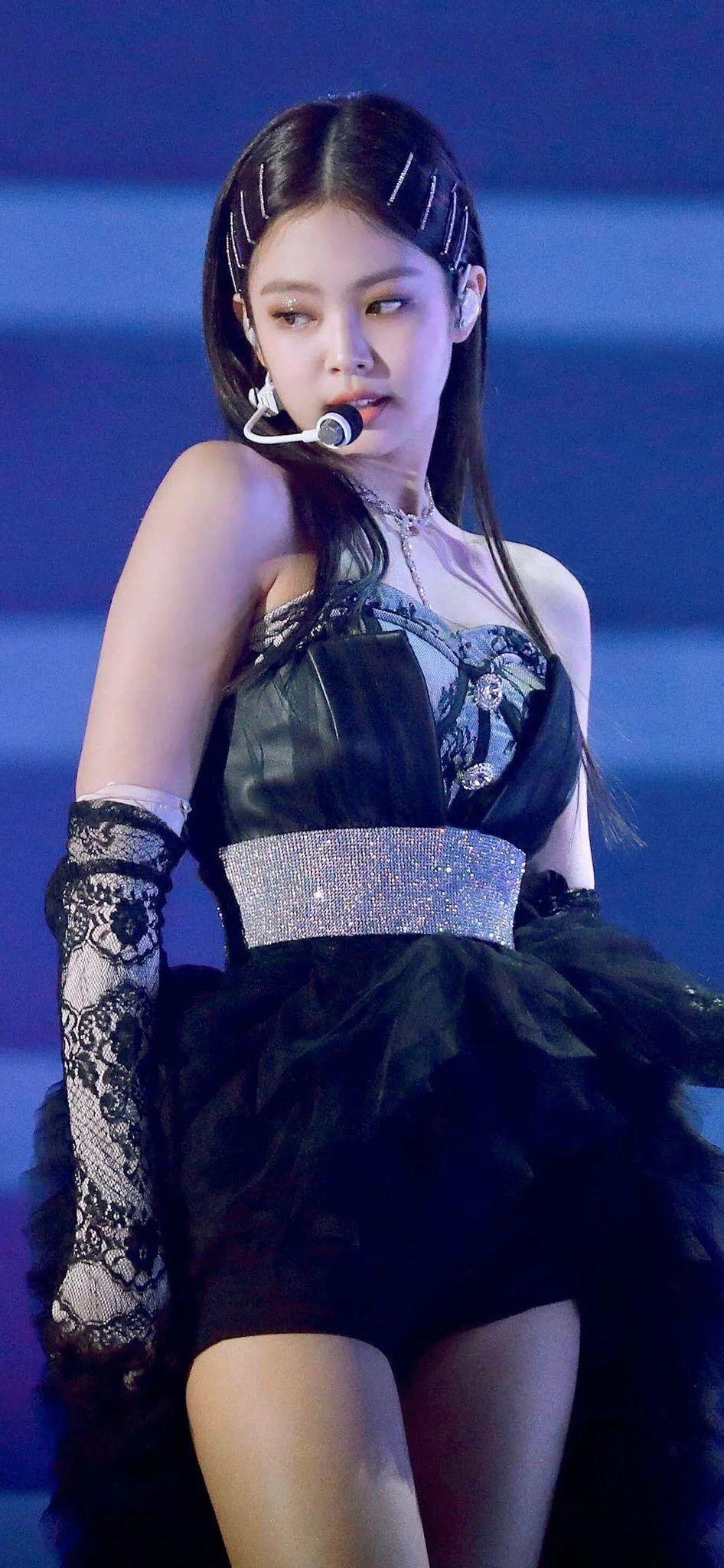 我求问问姐妹们有没有jennie的无水印的舞台照和打啵j的啊