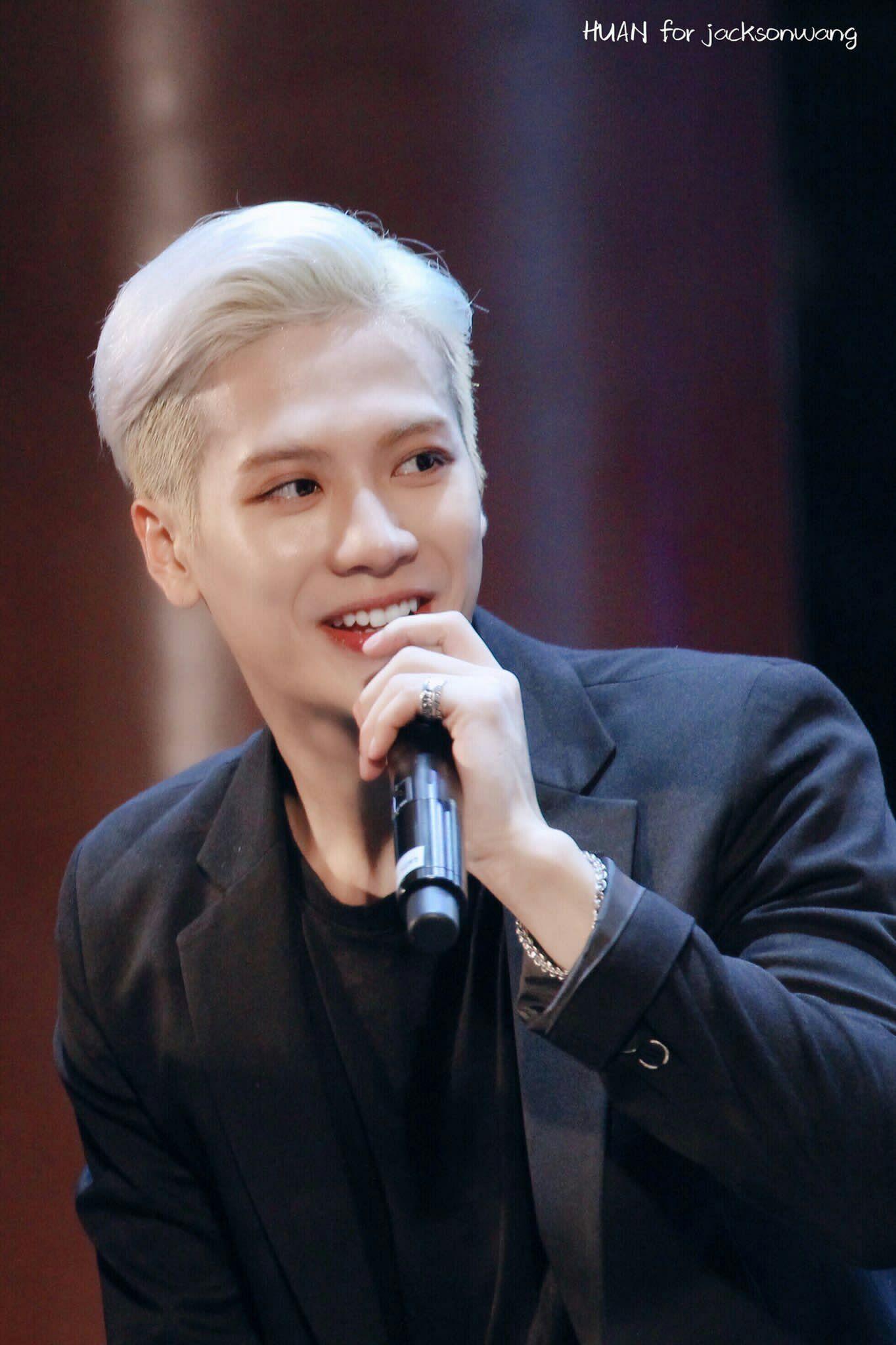 如何评价王嘉尔的颜值