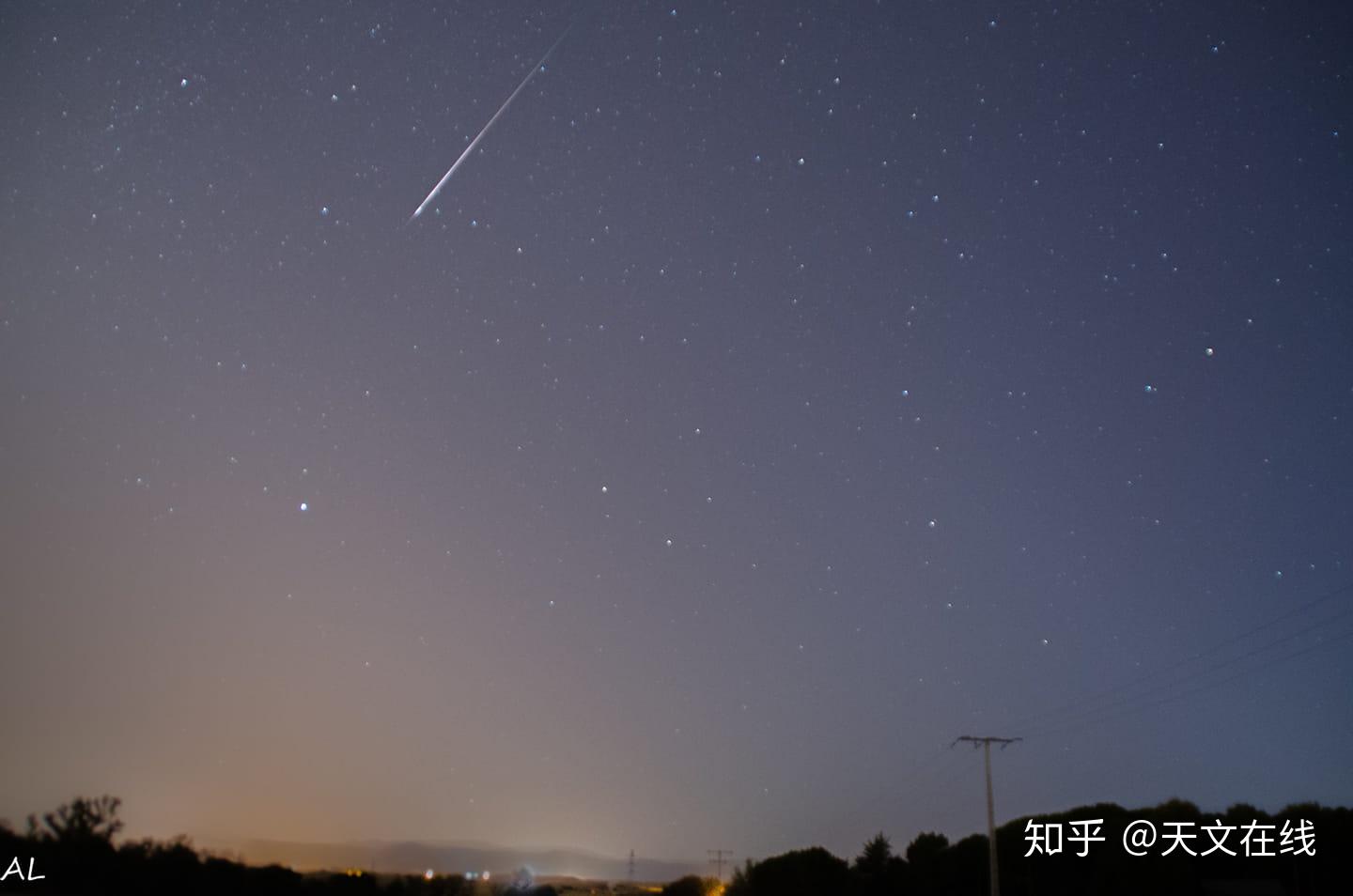 定好鬧鐘獅子座流星雨即將到達高峰另還有傍晚的月牙可見