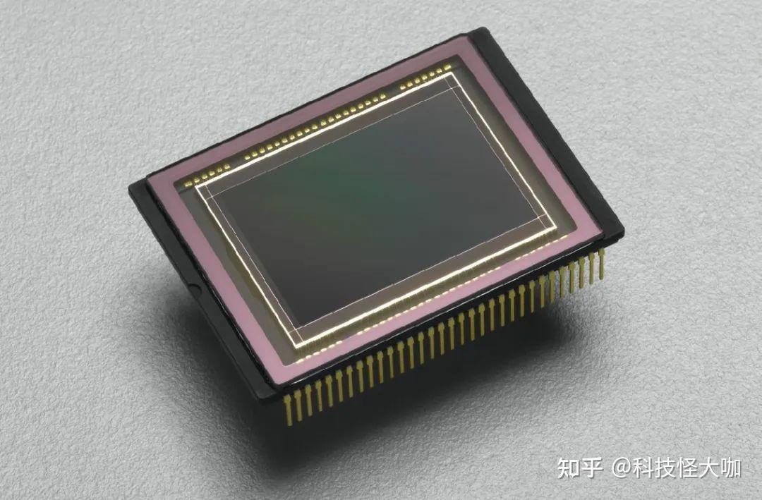 由于ccd成本高,感光面积大,一般用在数码相机中,而在手机上采用的感光