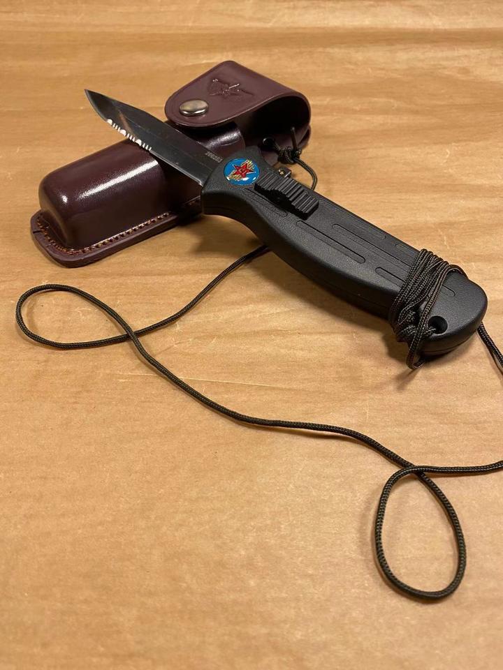 99飞行员伞刀直跳