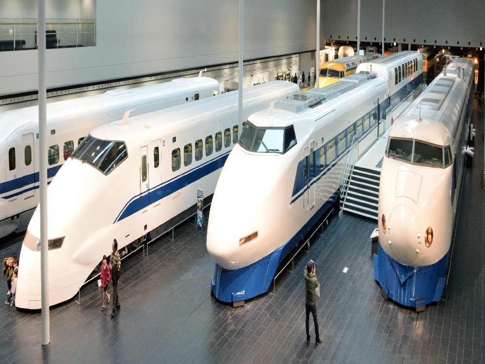 第一條路線是連結東京與大阪之間的東海道新幹線,於東京奧運開幕前的