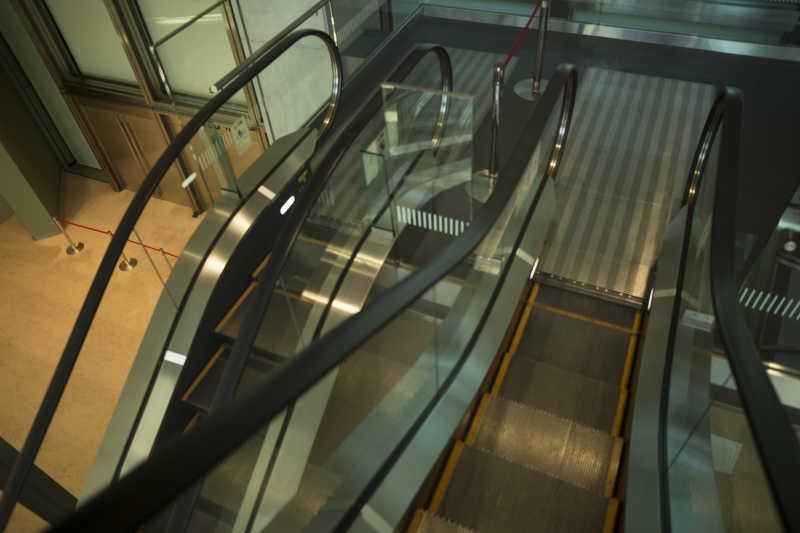 扶手带开口处与扶手支架之间的距离未超过8毫米,电梯护壁板相互间距离