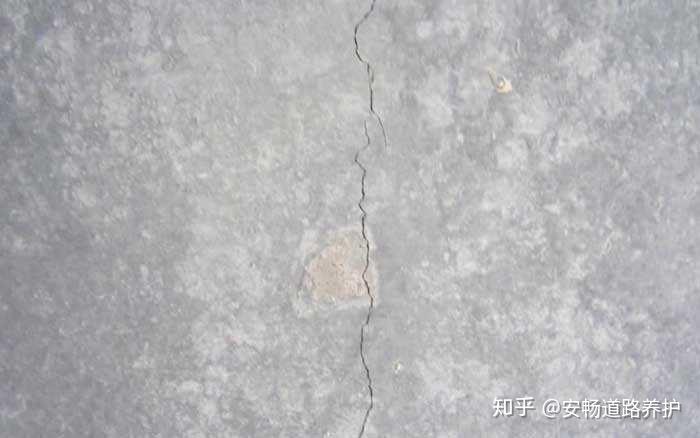 沥青路面裂缝和混凝土面板裂缝究竟是什么呢?