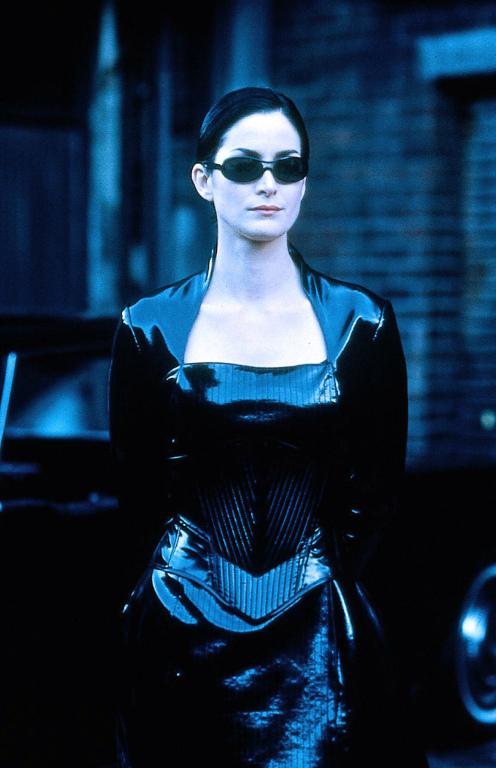 图:《黑客帝国》中的崔尼蒂(凯莉·安妮·摩丝饰)女救世主的优点157