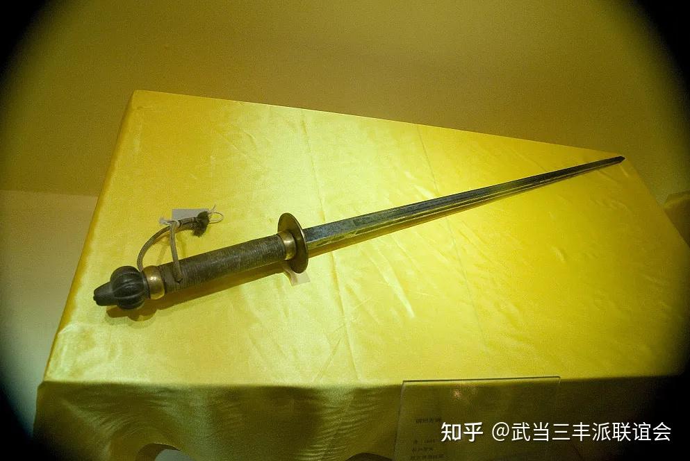 方楞铜锏全长三尺.浑圆锏锏身长为四尺,通体呈圆柱形,以铁制成.