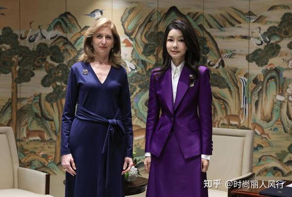 53岁三星长公主李富真惊艳亮相!黑裙配厚底靴太时髦,比金建希美 - 知乎