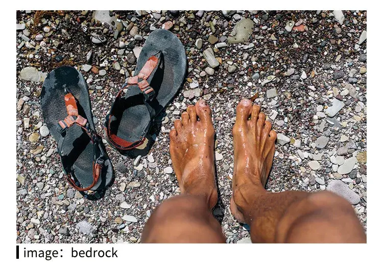 bedrock sandals这对3d凉鞋主打一种极简主义的赤脚感,是一款从山间到
