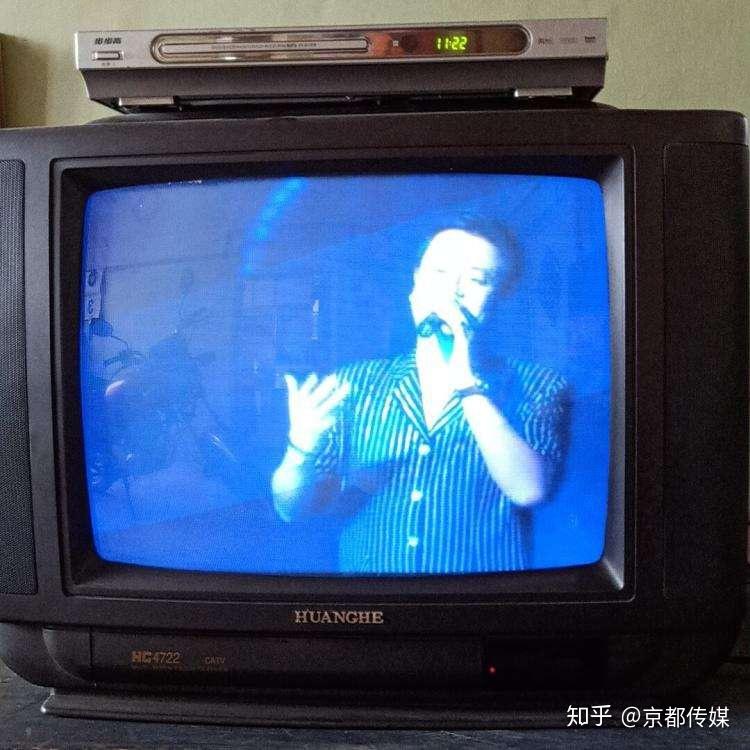 它怎么能钻进那么小的电视(17存黄河牌黑白电视)里面