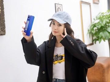 realme代言人杨幂手持真我gtneo3实机自拍