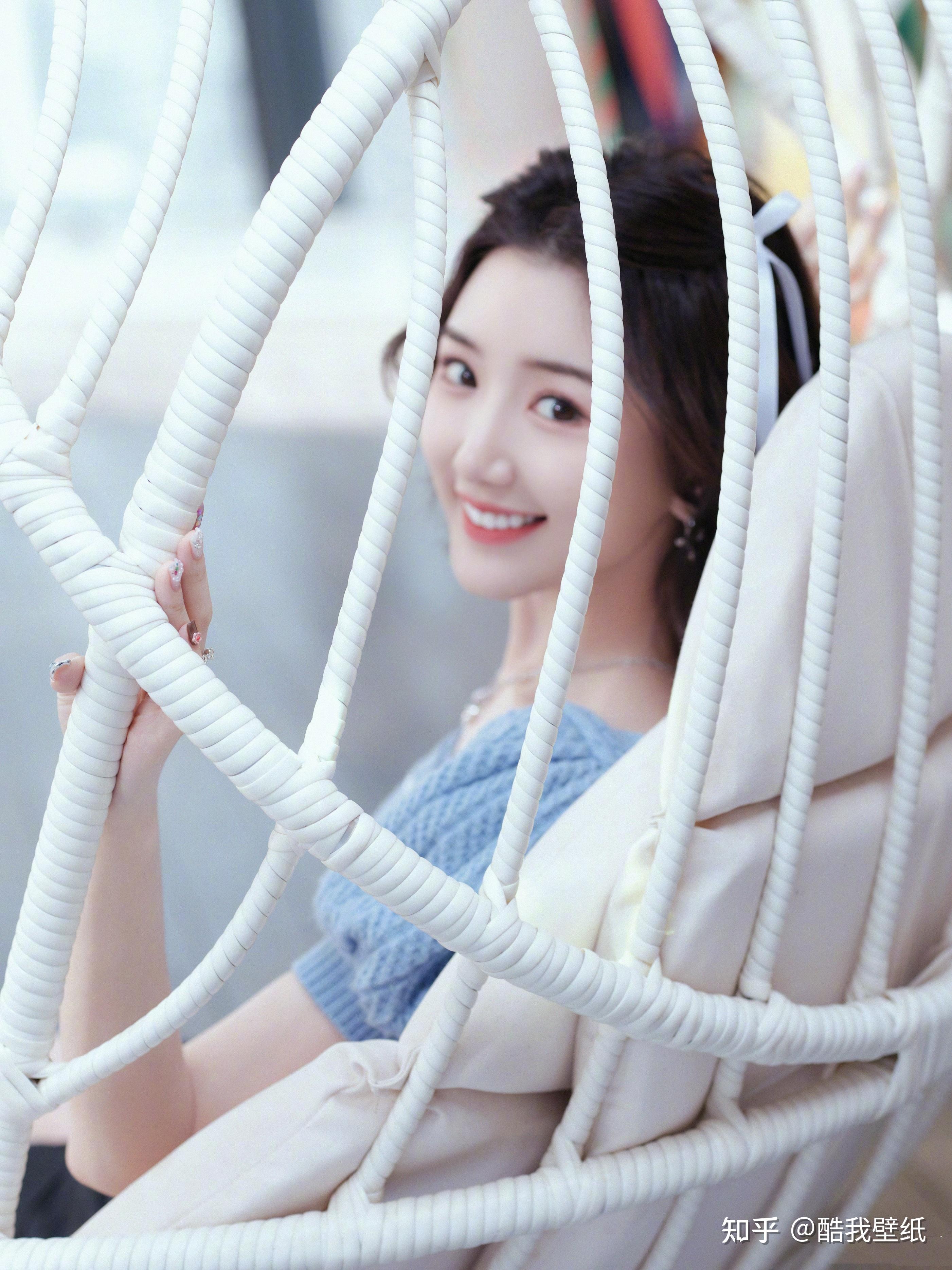 毛晓彤周末少女穿搭,蓝色毛衣小黑裙,纤腰细腿笑容甜美