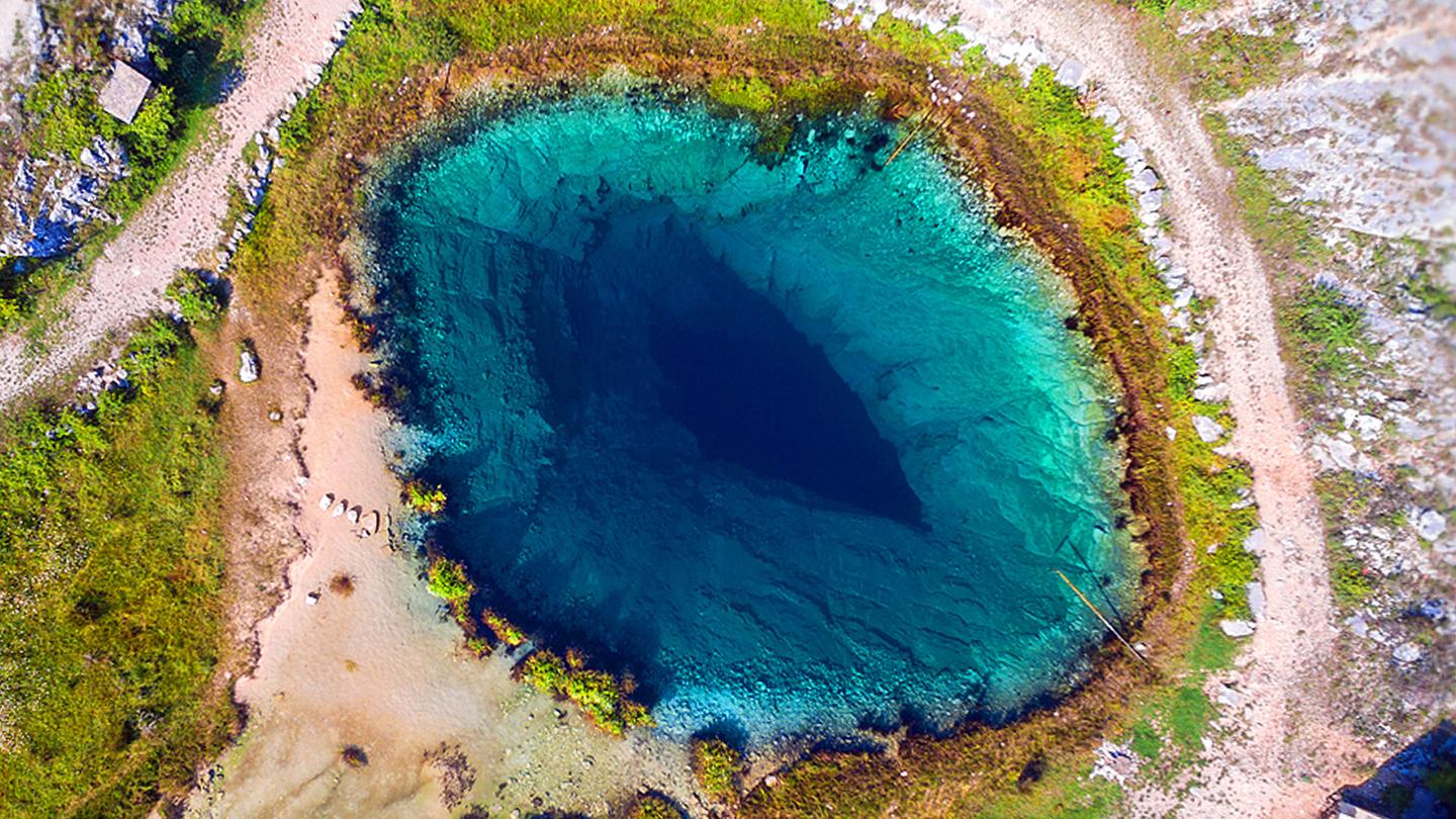 克罗地亚塞蒂纳河源头,一只眼无底洞